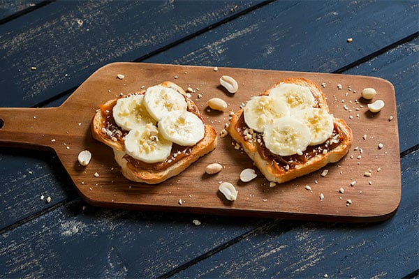 Desayunos Veganos: Tostadas con crema de cacahuete y plátano