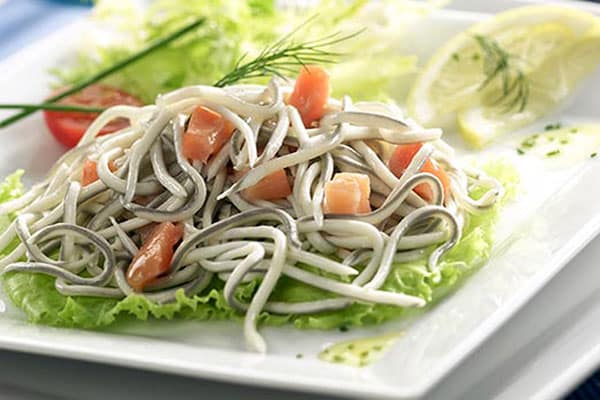 Ensalada de gulas y salmón