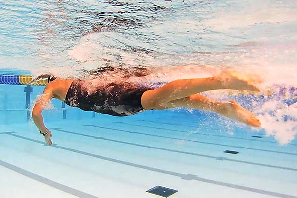 2 entrenamientos para mejorar tu velocidad en el agua