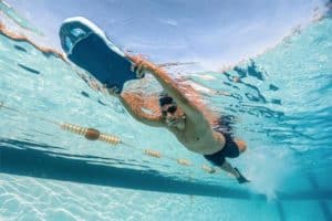 Cómo mejorar tu patada en natación